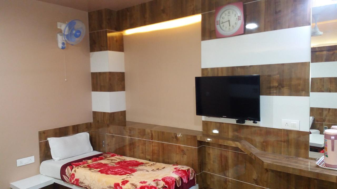 Hotel Decent Surat Exterior foto