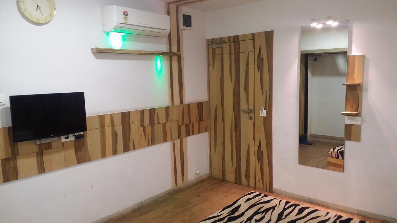 Hotel Decent Surat Exterior foto